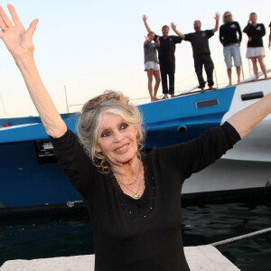 Brigitte Bardot pose avec l'équipage de Brigitte Bardot Sea Shepherd, le célèbre trimaran d'intervention de l'organisation écologiste, sur le port de Saint-Tropez