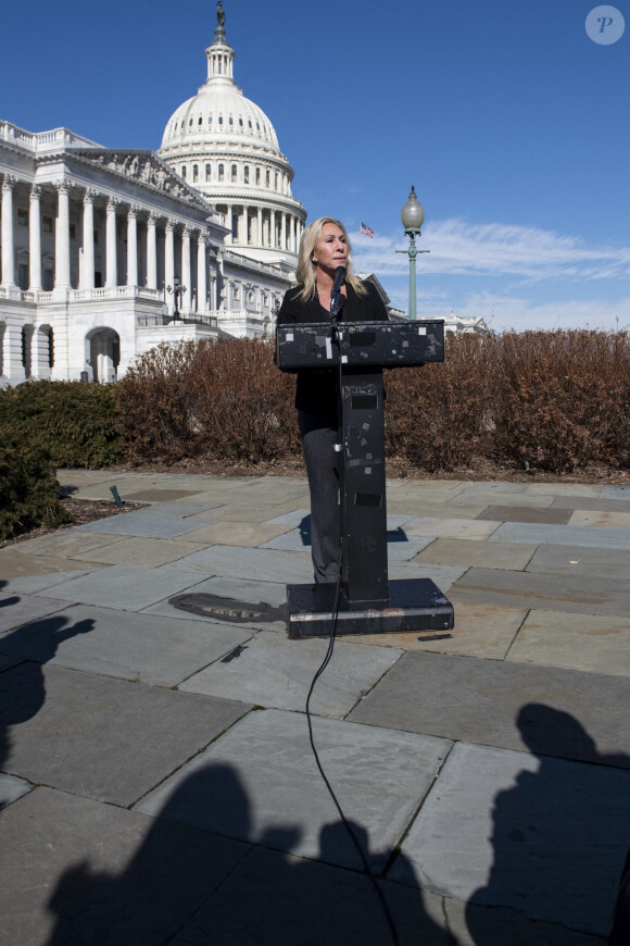 Marjorie Taylor Green a tenu une conférence de presse à la sortie du Capitole à Washington, après le vote de la Chambre des représentants l'excluant de certaines commissions. Le 5 février 2021