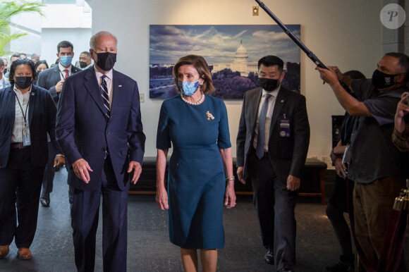 Le président des États-Unis Joe Biden et la présidente de la Chambre des représentants des États-Unis, Nancy Pelosi (démocrate de Californie) arrivent pour une réunion avec le House Democratic Caucus au Capitole à Washington, The District, Etats-Unis, le 28 octobre 2021.