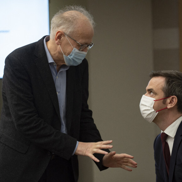 Alain Fischer, president du conseil d orientation de la strategie vaccinale avec Olivier Veran, ministre des solidarites et de la sante, lors de la conference de presse sur la situation de la pandemie de la Covid 19. - Le premier ministre donne une conférence de presse à propos de la situation de l'épidémie de coronavirus (COVID-19) et de la campagne de vaccination en cours le 25 février 2021