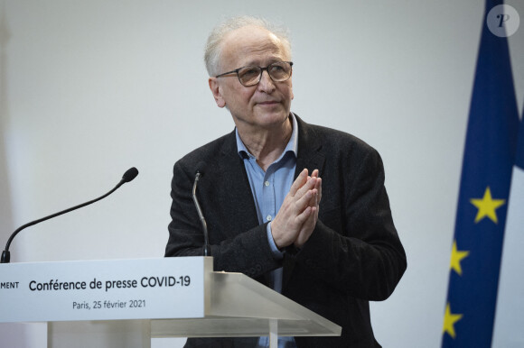 Alain Fischer, président du conseil d'orientation de la stratégie vaccinale - Le premier ministre donne une conférence de presse à propos de la situation de l'épidémie de coronavirus (COVID-19) et de la campagne de vaccination en cours le 25 février 2021.