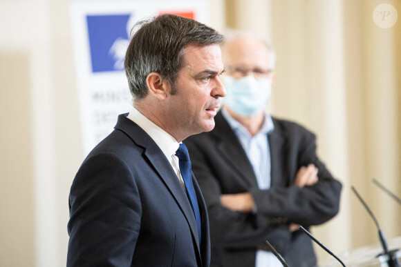 Olivier Véran, ministre de la Santé, et Alain Fischer, président du comité scientifique des vaccins, donnent une conférence de presse sur la campagne de vaccination de la deuxième dose du vaccin Pfizer lors de l'épidémie de Coronavirus (COVID-19). Paris, France, 26 janvier 2021.