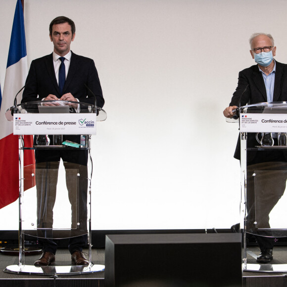 Olivier Véran, ministre de la Santé, et Alain Fischer, président du comité scientifique des vaccins, donnent une conférence de presse sur la campagne de vaccination de la deuxième dose du vaccin Pfizer lors de l'épidémie de Coronavirus (COVID-19). Paris, France, 26 janvier 2021.