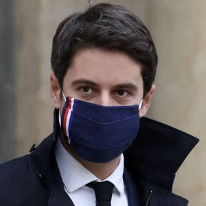 Gabriel Attal, Porte-parole du Gouvernement à la sortie du conseil des ministres, le 15 décembre 2021, au palais de l'Elysée, à Paris.