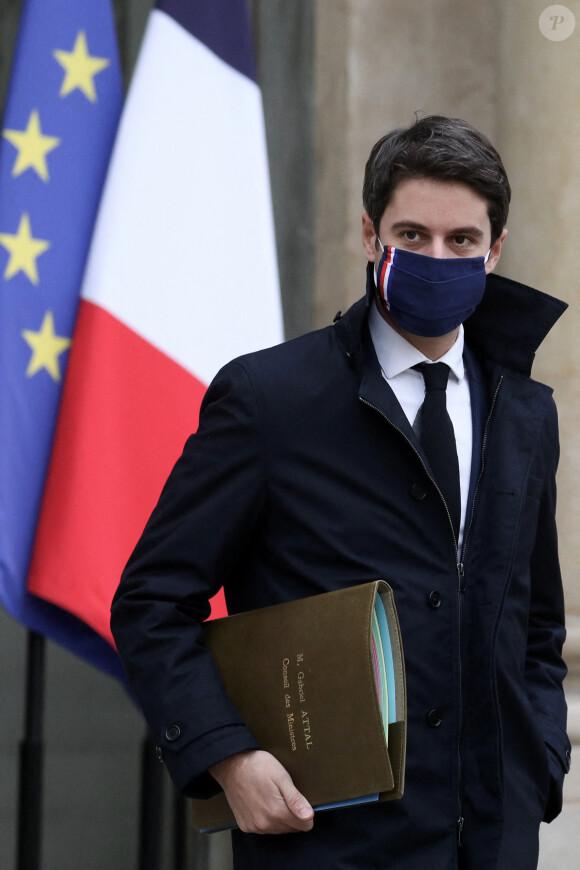 Gabriel Attal, Porte-parole du Gouvernement à la sortie du conseil des ministres, le 15 décembre 2021, au palais de l'Elysée, à Paris.