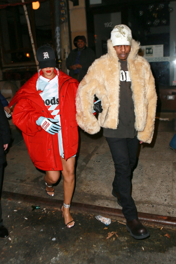 Rihanna et son compagnon A$AP Rocky quittent le restaurant "Peasant" à New York, le 22 janvier 2022.