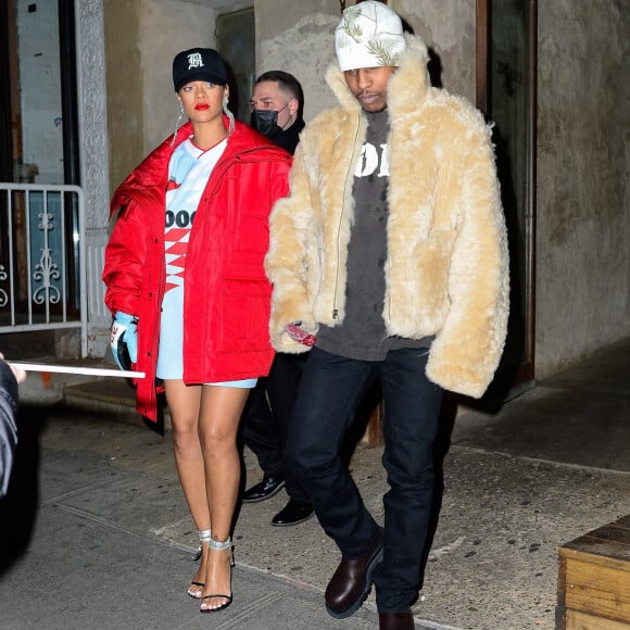 Rihanna et son compagnon A$AP Rocky quittent le restaurant "Peasant" à New York, le 22 janvier 2022.