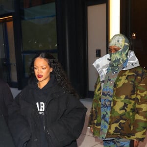 Exclusif - Rihanna et son compagnon A$AP Rocky font du shopping chez "Bottega Ventta" à New York avant d'aller dîner, le 21 janvier 2022.