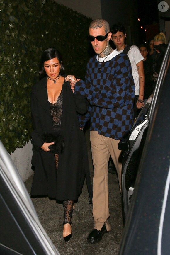 Kourtney Kardashian et son fiancé Travis Barker sont allés dîner avec leurs enfants respectifs Mason Disick, Landon Ashler, Alabama Luella et Atiana De La Hoya au restaurant Craig's. West Hollywood, le 8 février 2022.