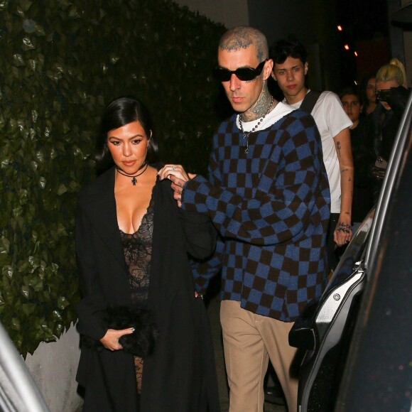 Kourtney Kardashian et son fiancé Travis Barker sont allés dîner avec leurs enfants respectifs Mason Disick, Landon Ashler, Alabama Luella et Atiana De La Hoya au restaurant Craig's. West Hollywood, le 8 février 2022.