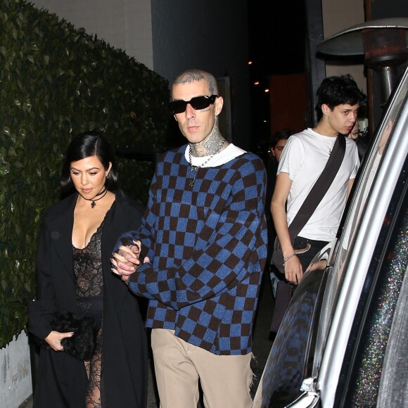 Kourtney Kardashian et son fiancé Travis Barker sont allés dîner avec leurs enfants respectifs Mason Disick, Landon Ashler, Alabama Luella et Atiana De La Hoya au restaurant Craig's. West Hollywood, le 8 février 2022.