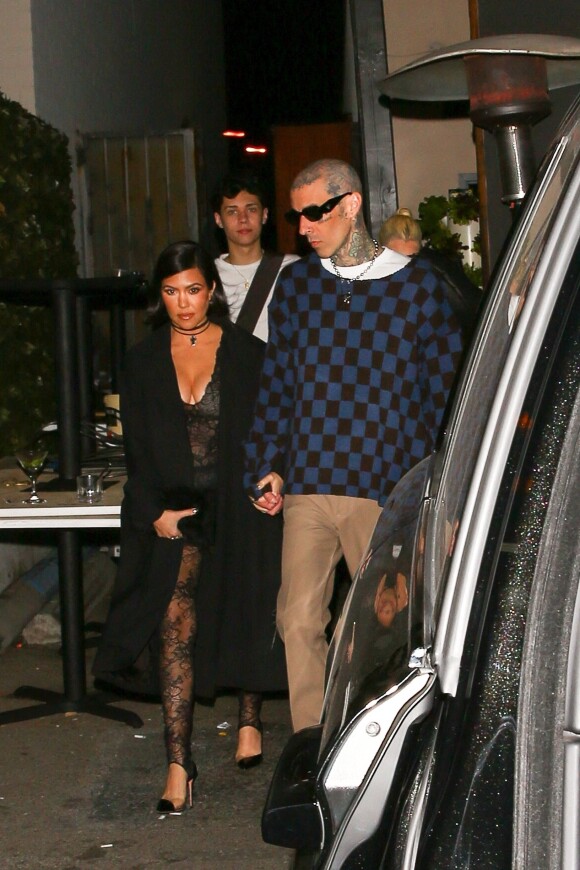 Kourtney Kardashian et son fiancé Travis Barker sont allés dîner avec leurs enfants respectifs Mason Disick, Landon Ashler, Alabama Luella et Atiana De La Hoya au restaurant Craig's. West Hollywood, le 8 février 2022.