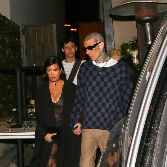 Kourtney Kardashian et son fiancé Travis Barker sont allés dîner avec leurs enfants respectifs Mason Disick, Landon Ashler, Alabama Luella et Atiana De La Hoya au restaurant Craig's. West Hollywood, le 8 février 2022.