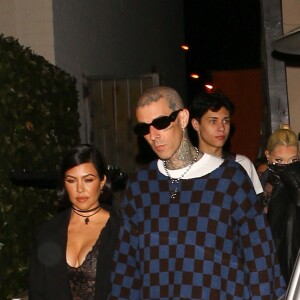 Kourtney Kardashian et son fiancé Travis Barker sont allés dîner avec leurs enfants respectifs Mason Disick, Landon Ashler, Alabama Luella et Atiana De La Hoya au restaurant Craig's. West Hollywood, le 8 février 2022.