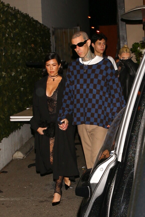 Kourtney Kardashian et son fiancé Travis Barker sont allés dîner avec leurs enfants respectifs Mason Disick, Landon Ashler, Alabama Luella et Atiana De La Hoya au restaurant Craig's. West Hollywood, le 8 février 2022.