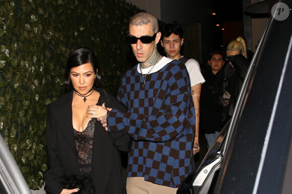 Kourtney Kardashian et son fiancé Travis Barker sont allés dîner avec leurs enfants respectifs Mason Disick, Landon Ashler, Alabama Luella et Atiana De La Hoya au restaurant Craig's. West Hollywood, le 8 février 2022.