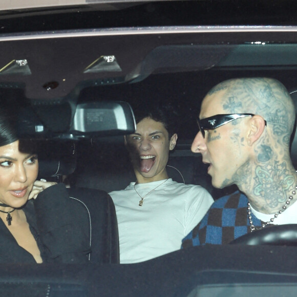 Kourtney Kardashian et son fiancé Travis Barker sont allés dîner avec leurs enfants respectifs Mason Disick, Landon Ashler, Alabama Luella et Atiana De La Hoya au restaurant Craig's. West Hollywood, le 8 février 2022.