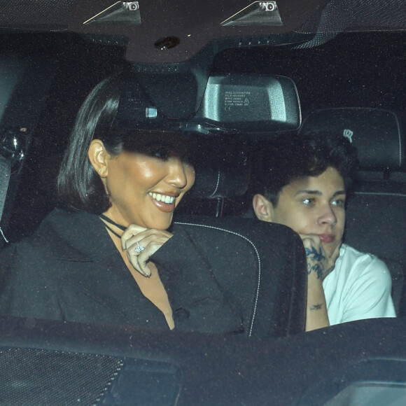 Kourtney Kardashian et son fiancé Travis Barker sont allés dîner avec leurs enfants respectifs Mason Disick, Landon Ashler, Alabama Luella et Atiana De La Hoya au restaurant Craig's. West Hollywood, le 8 février 2022.