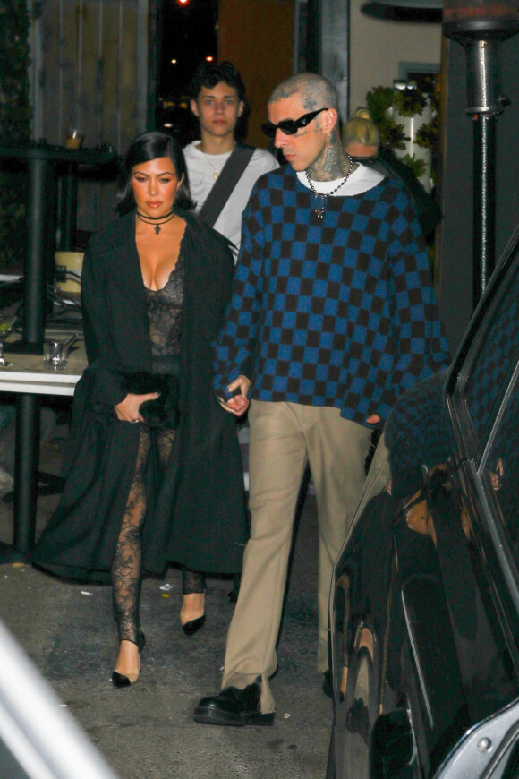 Kourtney Kardashian et son fiancé Travis Barker sont allés dîner avec leurs enfants respectifs Mason Disick, Landon Ashler, Alabama Luella et Atiana De La Hoya au restaurant Craig's, à West Hollywood.