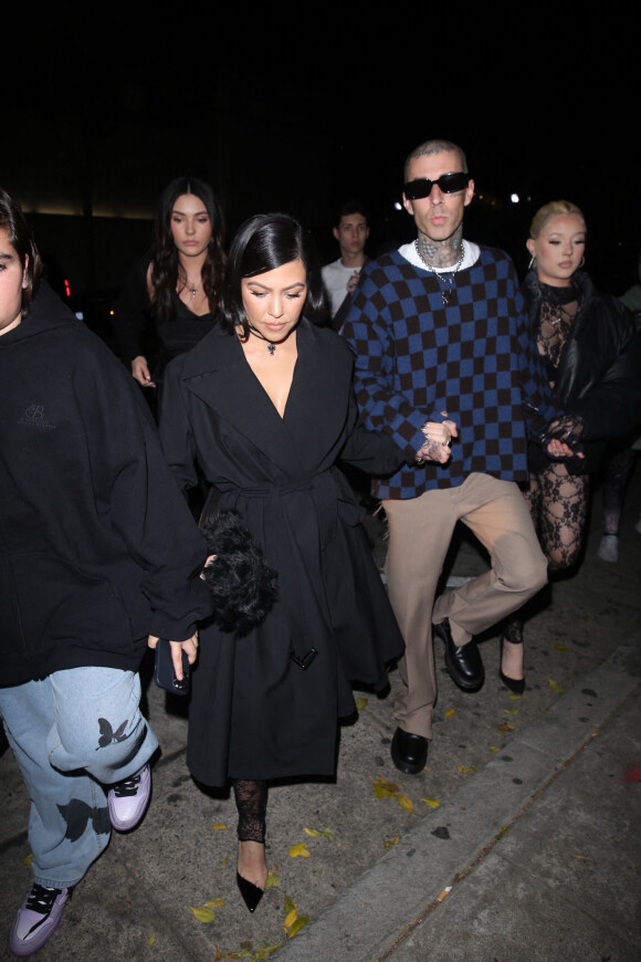 Kourtney Kardashian et son fiancé Travis Barker sont allés dîner avec leurs enfants respectifs Mason Disick, Landon Ashler, Alabama Luella et Atiana De La Hoya au restaurant Craig's. West Hollywood, le 8 février 2022.