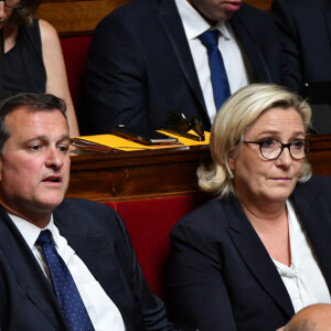 Louis Aliot, sa compagne Marine Le Pen lors d'une séance de questions au gouvernement à l'Assemblée Nationale à Paris, le 5 juillet 2017.