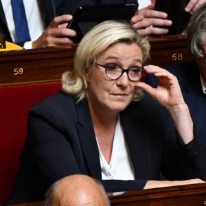 Louis Aliot, sa compagne Marine Le Pen et Gilbert Collard lors d'une séance de questions au gouvernement à l'Assemblée Nationale à Paris, le 5 juillet 2017