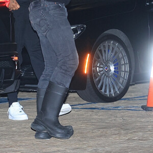 Kanye West (ye) et Chaney Jones, la copie de K. Kardashian, à la sortie du restaurant "Nobu" à Malibu. Los Angeles, le 7 février 2022.