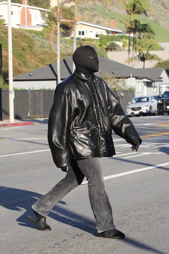 Exclusif - Kanye West (Ye), en cagoule, part avec des amis et une mystérieuse inconnue au restaurant Soho House à Malibu, Los Angeles, Californie, Etats-Unis, le 1er février 2022.