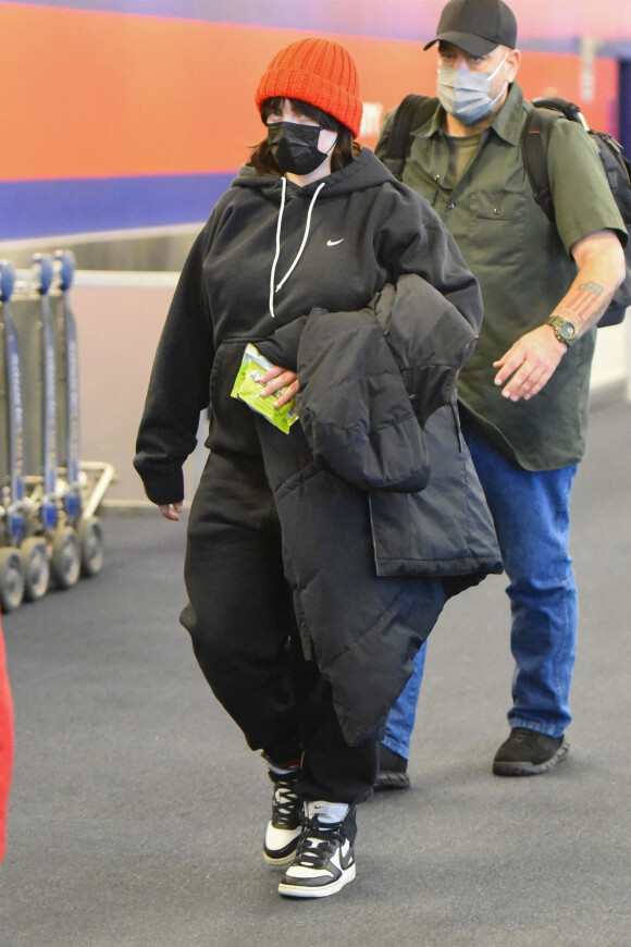 Exclusif - Billie Eilish arrive à l'aéroport de New York (JFK), le 13 décembre 2021.