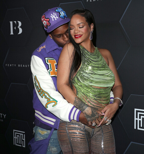 Rihanna (enceinte) et son compagnon ASAP Rocky au photocall "Fenti Beauty et Fenty Skin" à Los Angeles, le 11 février 2022.