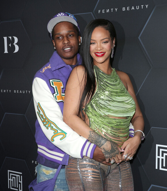Rihanna (enceinte) et son compagnon ASAP Rocky au photocall "Fenti Beauty et Fenty Skin" à Los Angeles, le 11 février 2022.