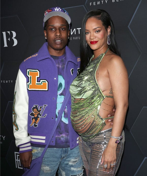 Rihanna (enceinte) et son compagnon ASAP Rocky au photocall "Fenti Beauty et Fenty Skin" à Los Angeles, le 11 février 2022.