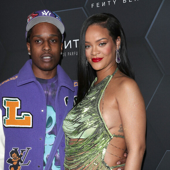 Rihanna (enceinte) et son compagnon ASAP Rocky au photocall "Fenti Beauty et Fenty Skin" à Los Angeles, le 11 février 2022.