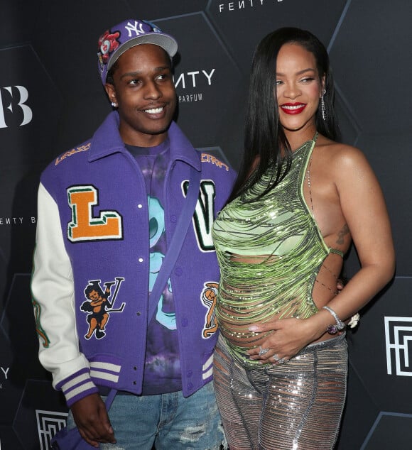 Rihanna (enceinte) et son compagnon ASAP Rocky au photocall "Fenti Beauty et Fenty Skin" à Los Angeles, le 11 février 2022.