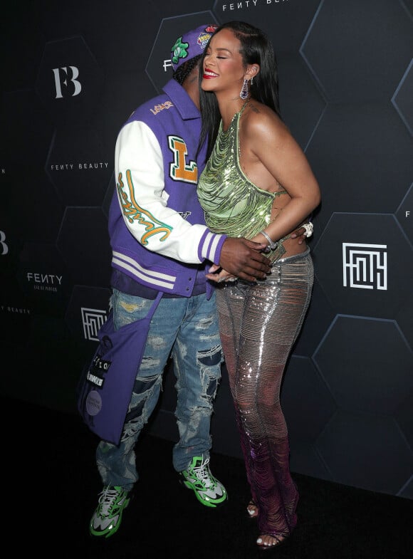 Rihanna (enceinte) et son compagnon ASAP Rocky au photocall "Fenti Beauty et Fenty Skin" à Los Angeles, le 11 février 2022.