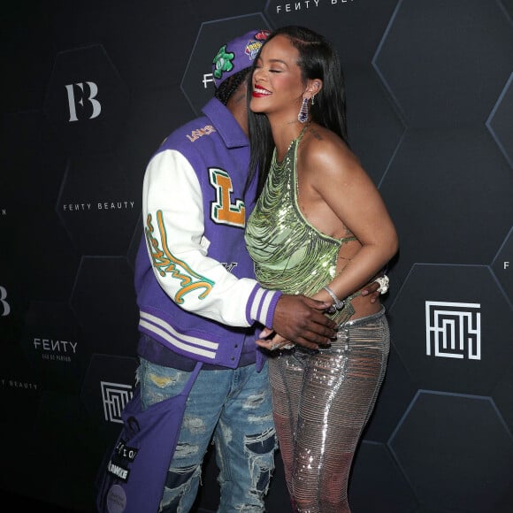 Rihanna (enceinte) et son compagnon ASAP Rocky au photocall "Fenti Beauty et Fenty Skin" à Los Angeles, le 11 février 2022.