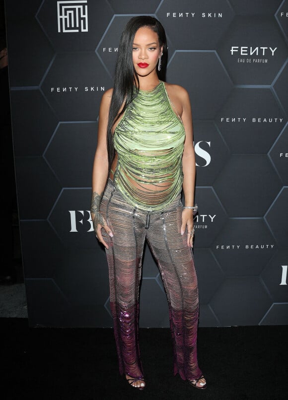 Rihanna (enceinte) au photocall "Fenti Beauty et Fenty Skin" à Los Angeles, le 11 février 2022.