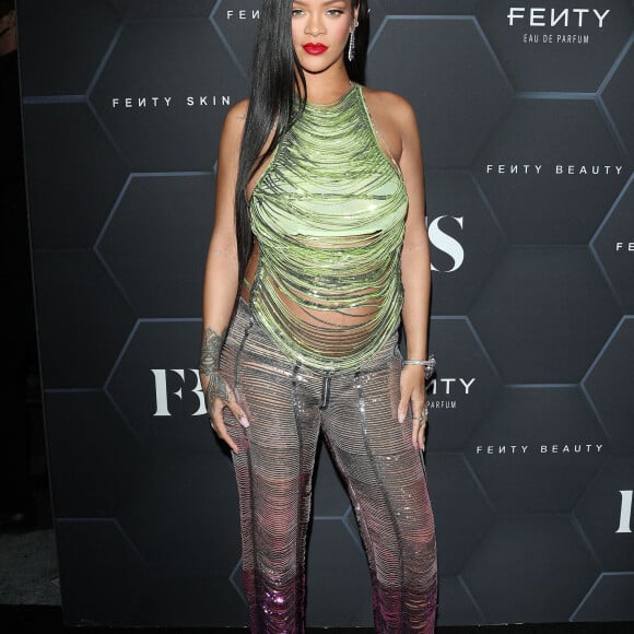 Rihanna (enceinte) au photocall "Fenti Beauty et Fenty Skin" à Los Angeles, le 11 février 2022.