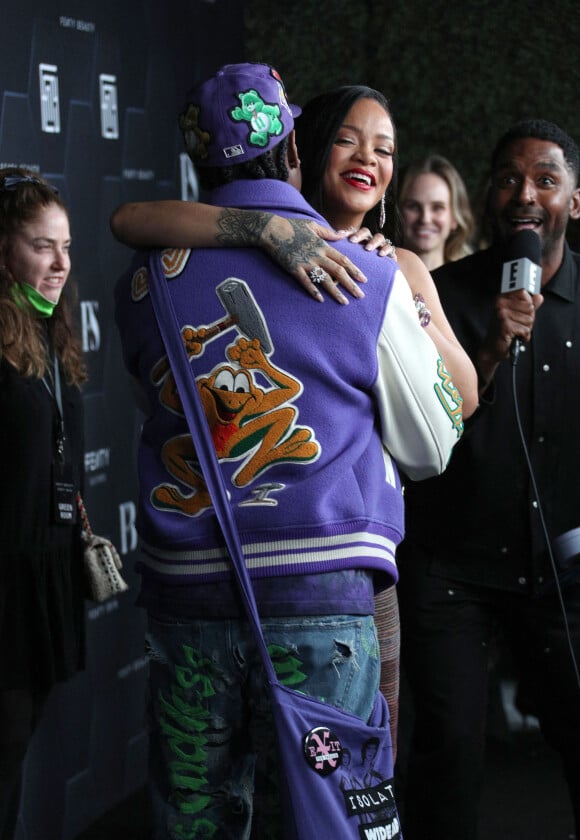 Rihanna (enceinte) et son compagnon ASAP Rocky au photocall "Fenti Beauty et Fenty Skin" à Los Angeles, le 11 février 2022.