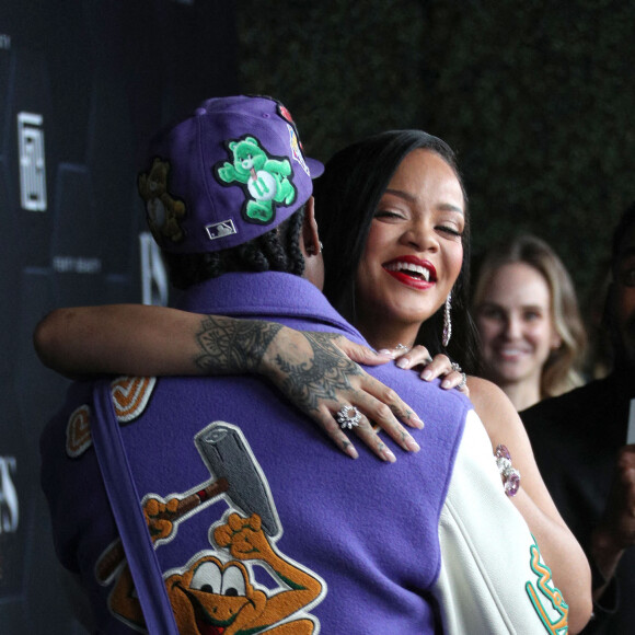 Rihanna (enceinte) et son compagnon ASAP Rocky au photocall "Fenti Beauty et Fenty Skin" à Los Angeles, le 11 février 2022.