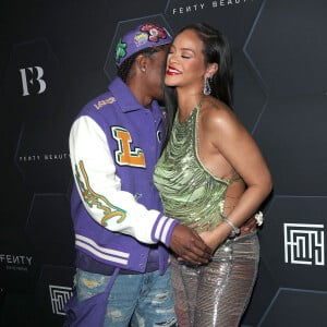 Rihanna (enceinte) et son compagnon ASAP Rocky au photocall "Fenti Beauty et Fenty Skin" à Los Angeles, le 11 février 2022.