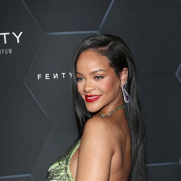 Rihanna (enceinte) au photocall "Fenti Beauty et Fenty Skin" à Los Angeles, le 11 février 2022.