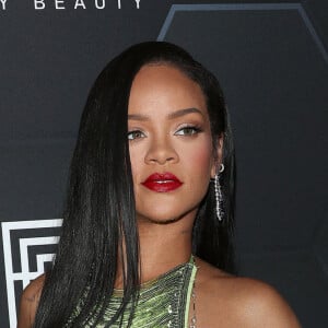 Rihanna (enceinte) au photocall "Fenti Beauty et Fenty Skin" à Los Angeles, le 11 février 2022.