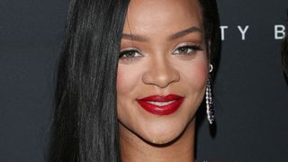 Rihanna enceinte : transparence et ventre à l'air, elle assume ses courbes de future maman