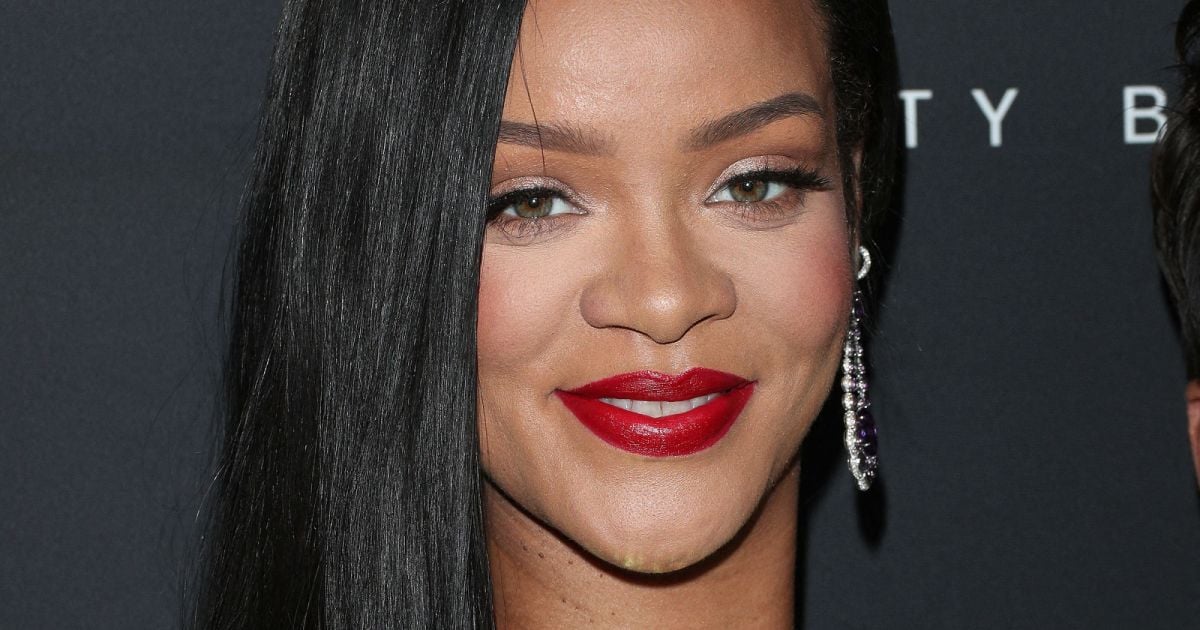 Rihanna enceinte : transparence et ventre à l’air, elle assume ses courbes de future maman Rihanna enceinte : transparence et ventre à l’air, elle assume ses courbes de future maman