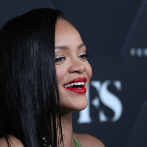 Rihanna (enceinte) au photocall "Fenti Beauty et Fenty Skin" à Los Angeles, le 11 février 2022.