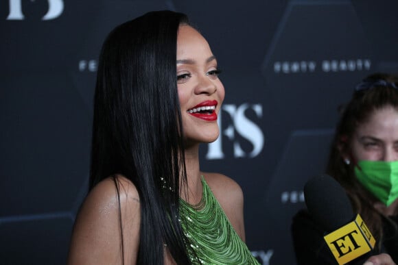 Rihanna (enceinte) au photocall "Fenti Beauty et Fenty Skin" à Los Angeles, le 11 février 2022.