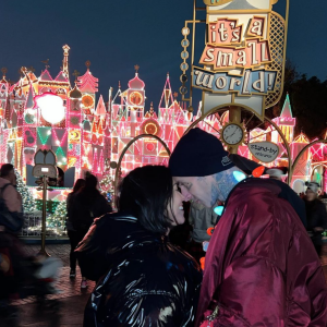 Kourtney Kardashian et son fiancé Travis Barker. Décembre 2021.