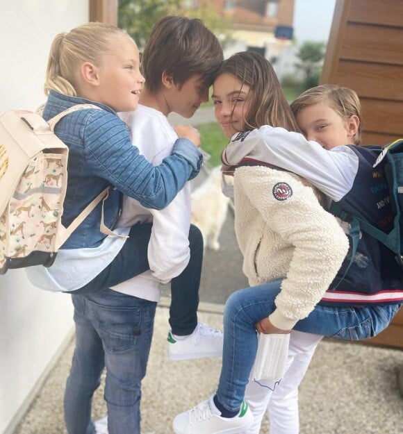 Les enfants de Bertrand Lacherie et d'Elodie Gossuin le jour de la rentrée 2021.