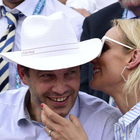 Elodie Gossuin et son mari Bertrand Lacherie dans les tribunes lors des internationaux de tennis de RolandGarros à Paris, le 4 juin 2019. © Jean-Baptiste Autissier/Panoramic/Bestimage